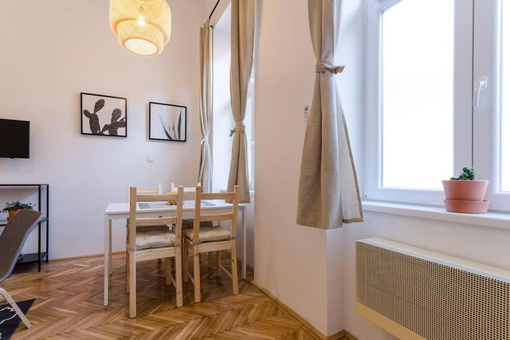 Cozy Studio In Famous Street Apartment *